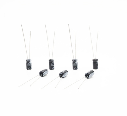 Миниатюрные электролитические конденсаторы 4.7UF50V 2000 часов конденсатора длинной жизни