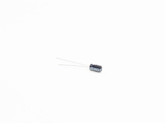 Миниатюрные электролитические конденсаторы 4.7UF50V 2000 часов конденсатора длинной жизни