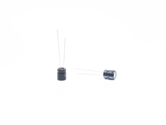 Черные миниатюрные алюминиевые электролитические конденсаторы 47UF 35V TW BOR